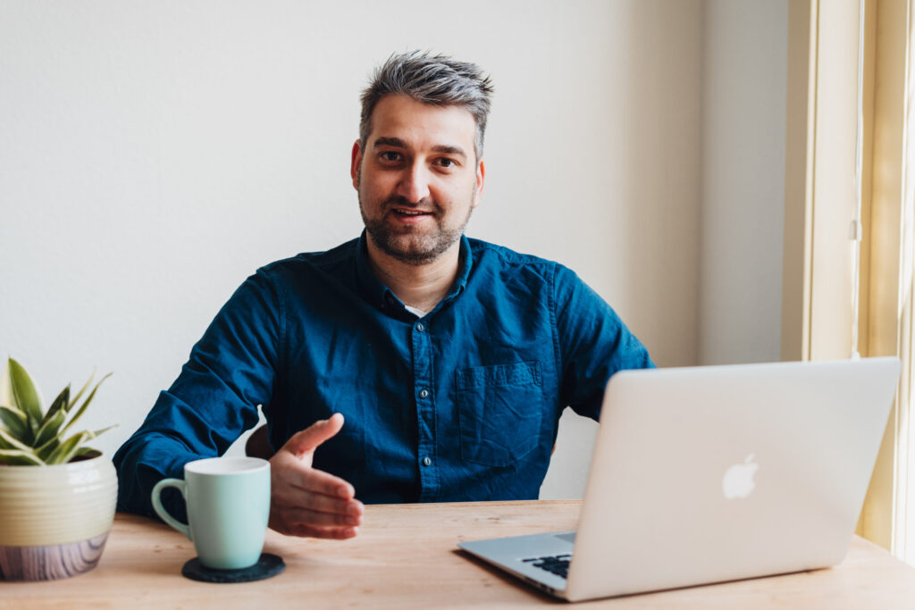 adviseur helpt klant met hypotheek